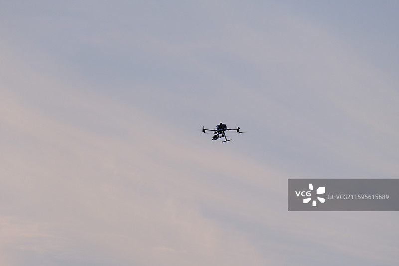 天空中正在飞行的无人机。设计素材背景贴图图片素材
