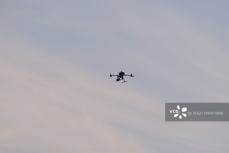 天空中正在飞行的无人机。设计素材背景贴图图片素材