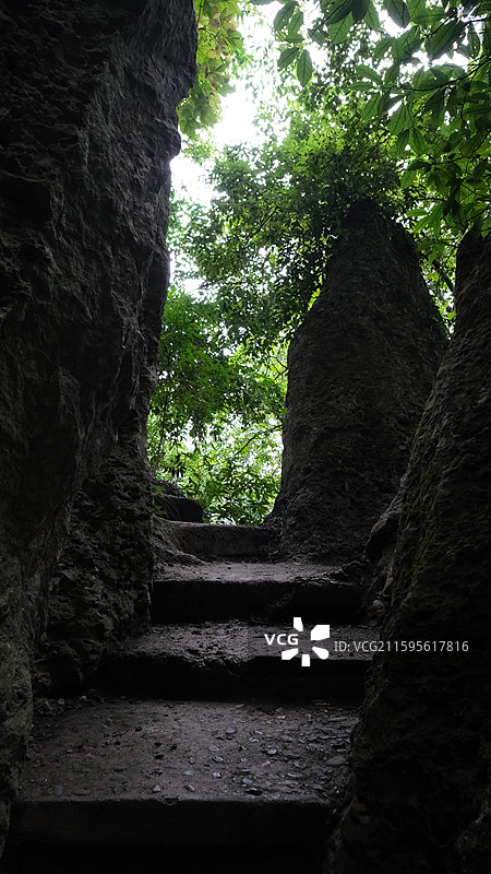 绵阳市安州区罗浮山的山间小路林间图片素材