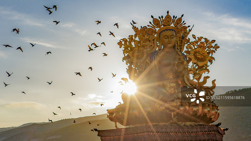 灵光溯空·鸽影衔愿---同仁隆务寺绿度母图片素材