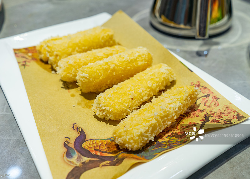 中国传统美食食品行业拍摄主题，一盘子油炸冰激凌冰淇淋美食甜食甜品食物特写，室内无人图像摄影图片素材