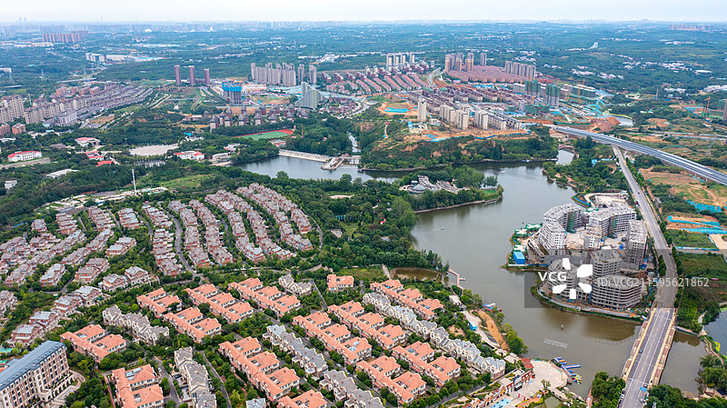 河南郑州荥阳贾峪镇洞林湖小镇、新田城住宅风光、城镇化进程图片素材