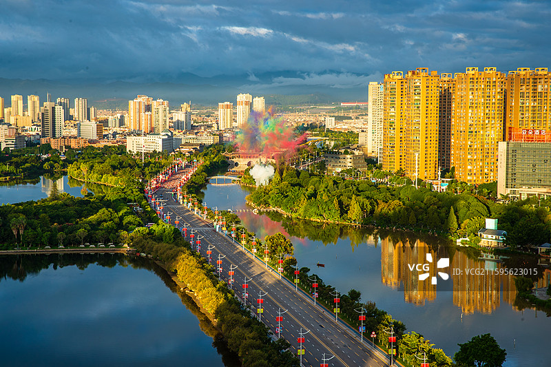 云南省玉溪市2025年马拉松比赛主会场全景图片素材