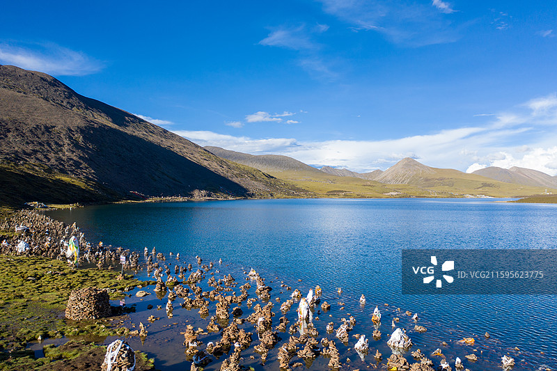 航拍思金拉措，山南地区桑日县增期乡，是西藏的财神湖，航拍镜头下倒影清晰，有许多玛尼堆图片素材