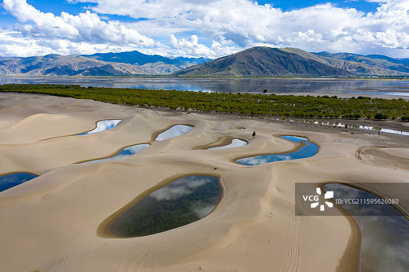 扎囊国家沙漠公园，位于西藏山南市扎囊县桑耶镇扎若村，在雅鲁藏布江北岸，沙漠中有倒影图片素材