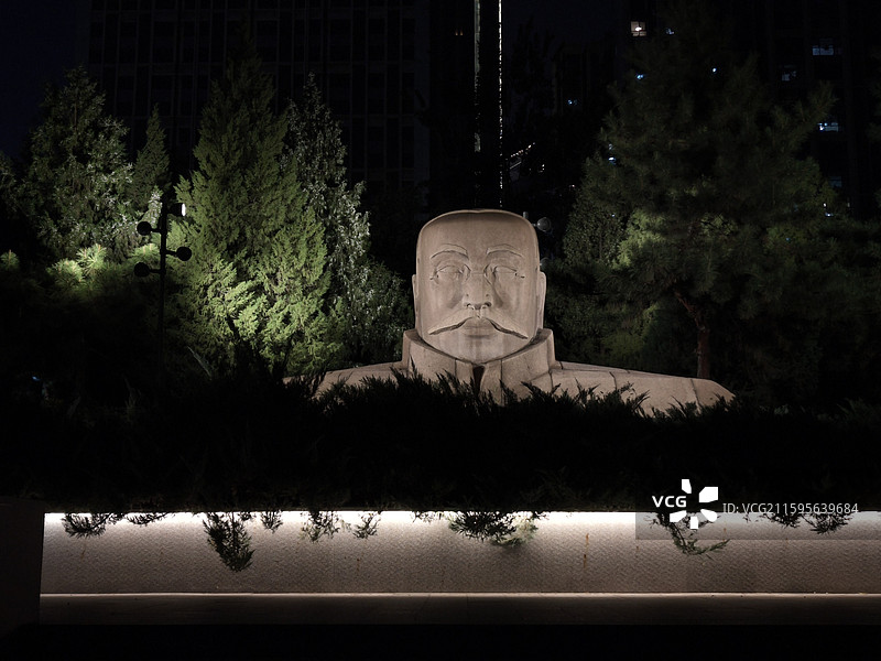 河北省唐山市大钊公园中的李大钊雕塑夜景图片素材