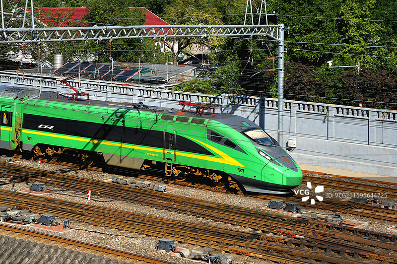 中国北京，正驶出北京站的复兴号电力动车组CR200J图片素材