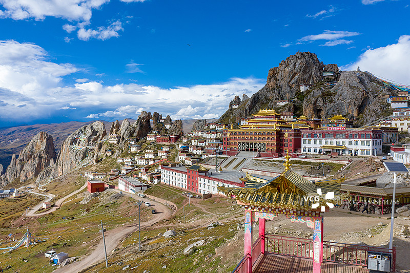 航拍孜珠寺，位于西藏昌都市丁青县著名的神孜珠山上，海拔4800米左右，是西藏海拔最高的寺院之一图片素材