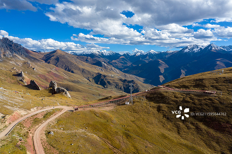 航拍孜珠寺，位于西藏昌都市丁青县著名的神孜珠山上，海拔4800米左右，是西藏海拔最高的寺院之一图片素材