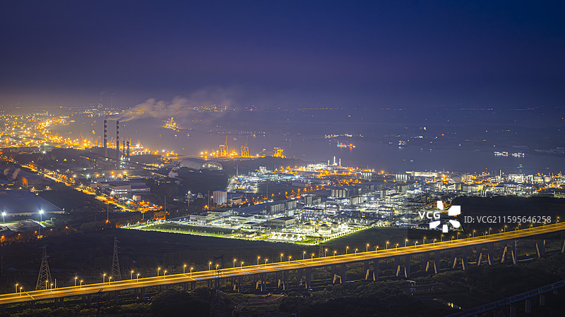凌晨半夜灯火通明的江苏镇江京口区长江圌山边的化工区和五峰山长江大桥图片素材