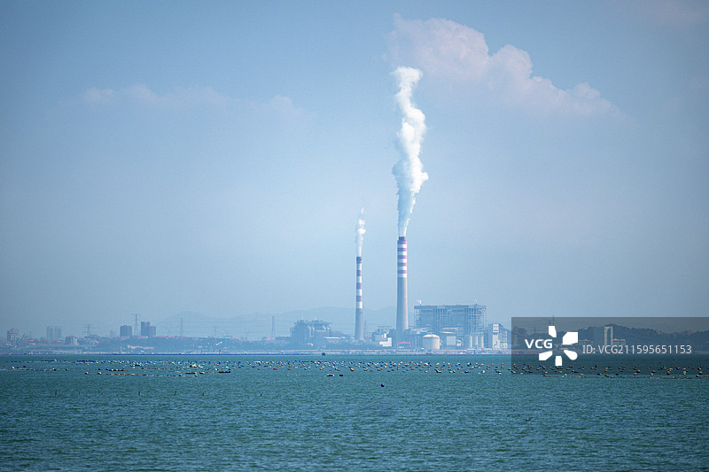 福建省泉州市泉港区海边工业区烟囱排放烟雾图片素材
