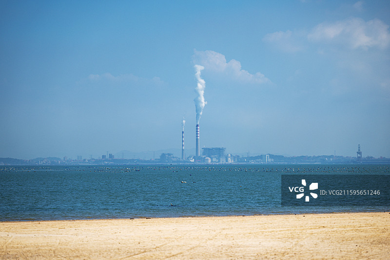 福建省泉州市泉港区海边工业烟囱排放烟雾的景象图片素材