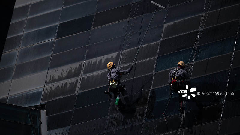 卡塔尔多哈高层建筑室外维护工作人员图片素材