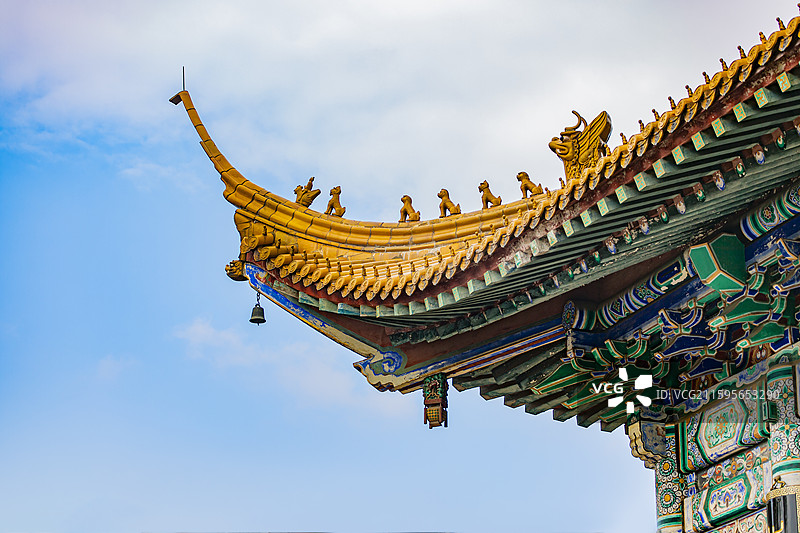 晴天的镇江润州区金山寺（江天禅寺）大雄宝殿琉璃瓦和吉祥物特写图片素材