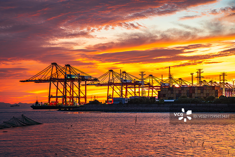 中国宁波舟山港集装箱码头日出朝霞图片素材