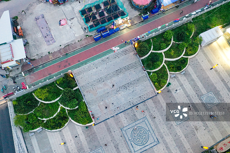 2025年10月5日傍晚，市民群众在广西梧州市藤县浔江公园散步、游玩、拍照，乐享国庆、中秋长假。图片素材