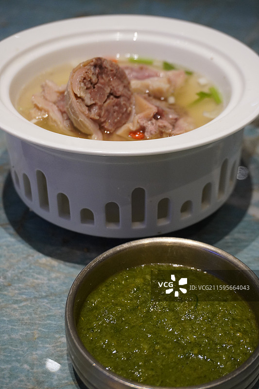 经典蒙餐：肚包肉，芹菜爆牛肚，牛肉排，牛肉芹菜馅饼，内蒙锅茶图片素材