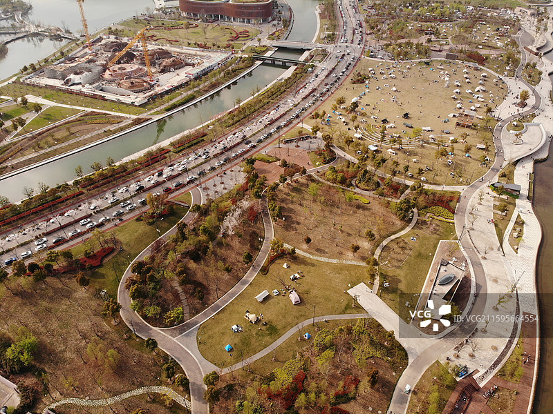 上海奉贤新城，上海之鱼景区，花好月圆大草坪，无人机航拍图片素材