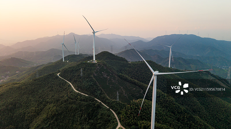 湖州长兴九天山风力发电机群图片素材