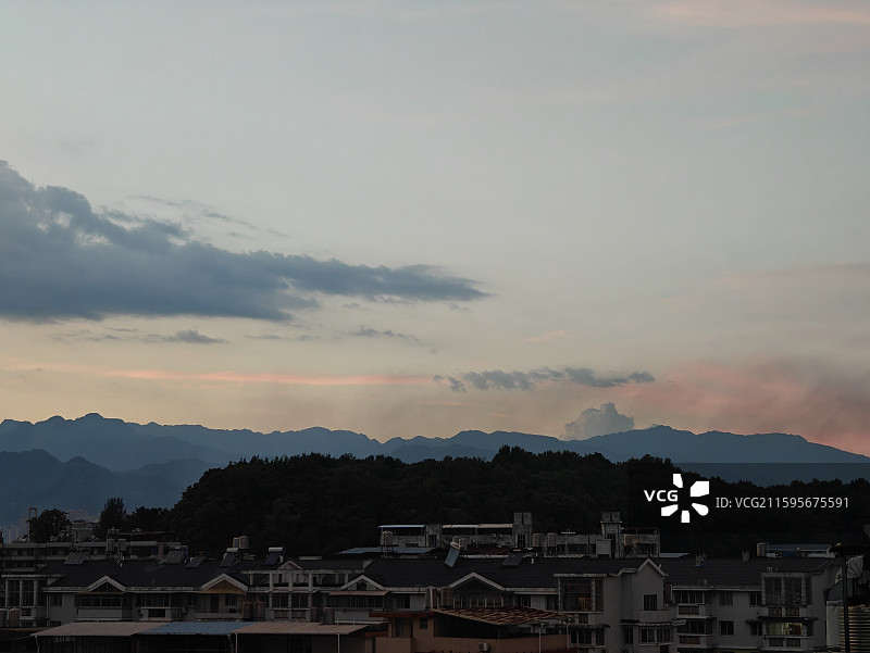 浓密云层，美丽晚霞之下的山城龙岩城市风光图片素材