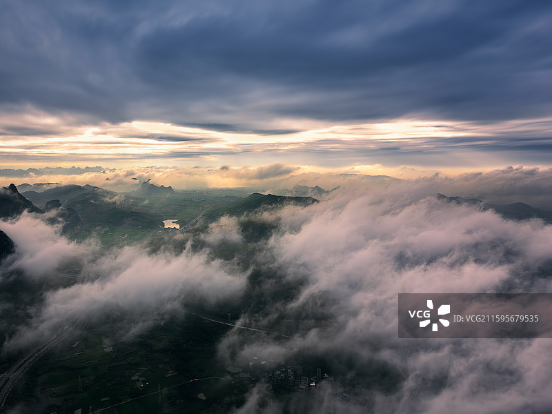县城上的云海图片素材