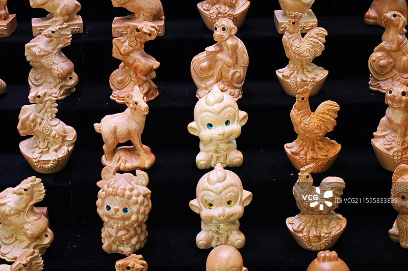 木制工艺品木鱼小摊雕刻祈福玩具图片素材