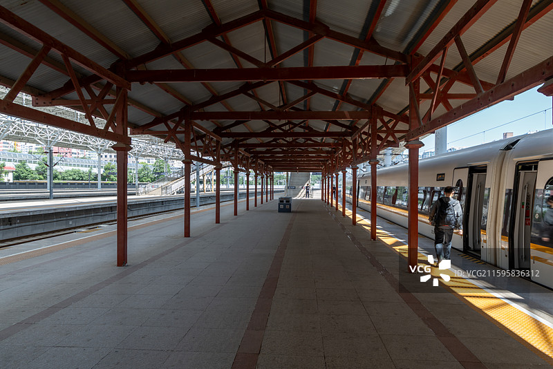 北京北站即将发车的高铁列车和上车的旅客图片素材