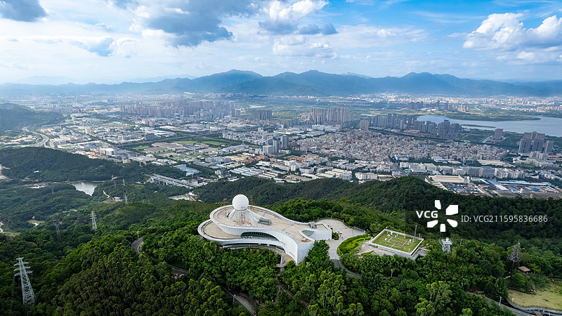 航拍视角下的城市天际线和天语舟气象公园图片素材