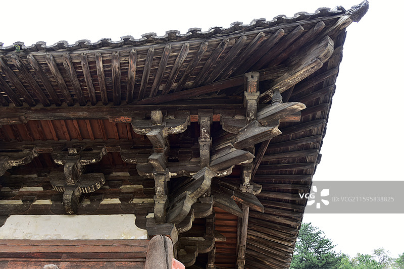 山西省忻州市五台山古建筑佛光寺东大殿飞檐斗拱图片素材