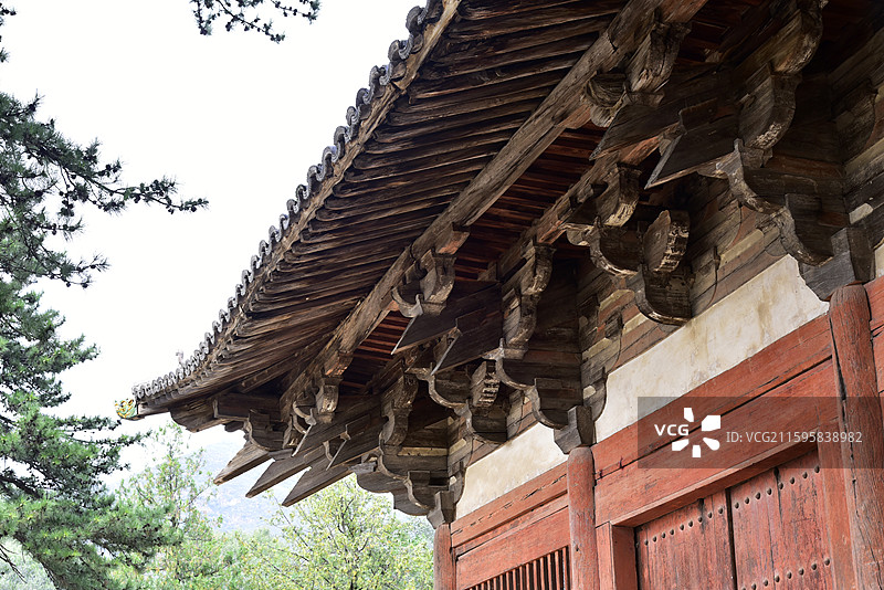 山西省忻州市五台山古建筑佛光寺东大殿飞檐斗拱图片素材