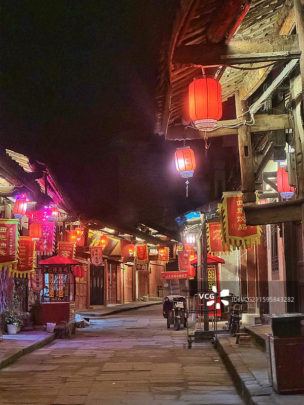 夜幕中的四川南充蓬安嘉陵第一桑梓景区的周子古镇街巷图片素材