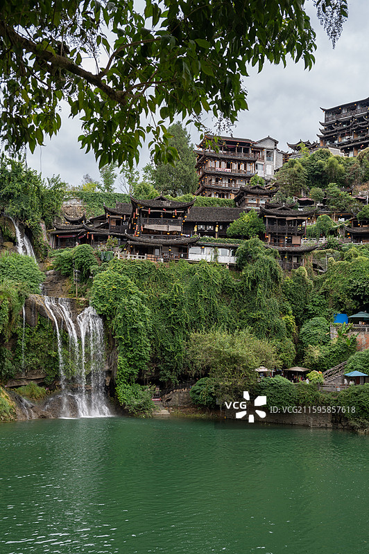 张家界芙蓉镇酉水河瀑布景观，森林瀑布低角度视图图片素材