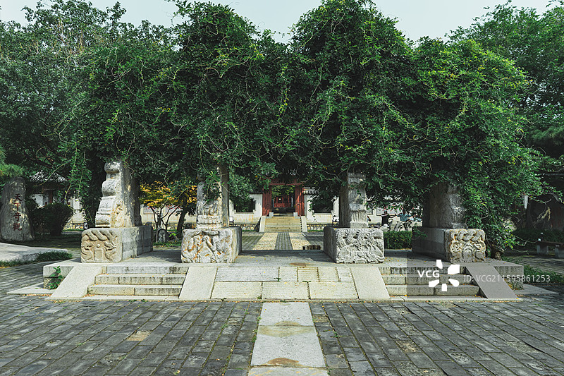中国山东泰安著名景点泰山旅行旅游，泰山第一行宫岱庙，中式庭院里古老的牌坊，户外白昼无人图像摄影图片素材