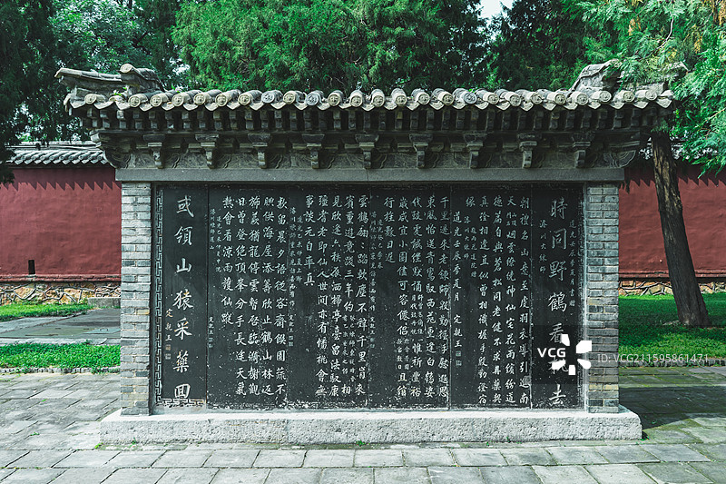 中国山东泰安著名景点泰山旅行旅游目的，泰山第一行宫岱庙，皇家园林里的石碑石墙，户外白昼无人图像摄影图片素材
