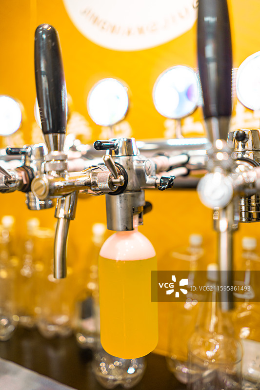 中国啤酒鲜啤果啤精酿拍摄主题，一台打啤酒的机器设备用品特写，正在接啤酒，室内无人图像摄影图片素材
