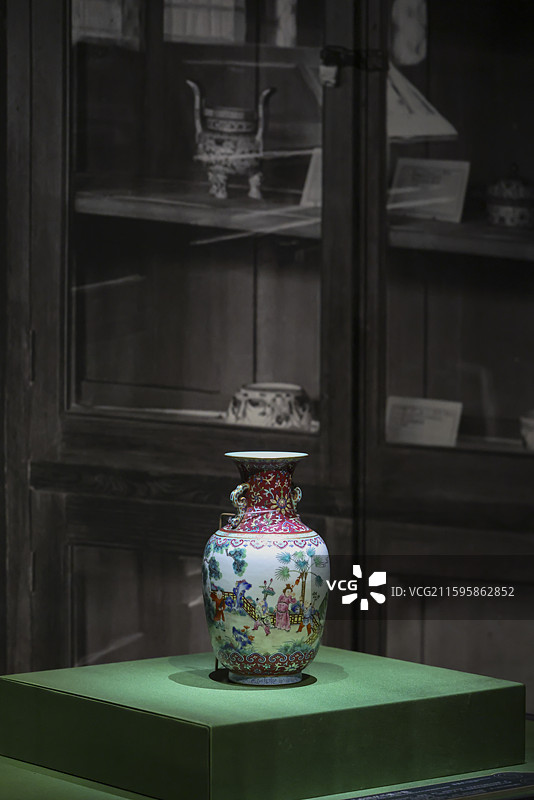 粉彩婴戏图双耳撇口瓶故宫博物院百年守护从紫禁城到故宫博物院展览图片素材