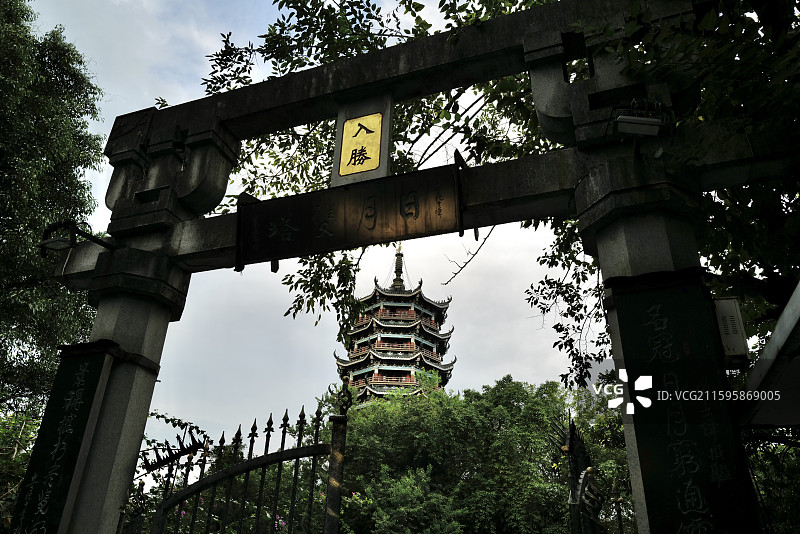 广西桂林著名地标景点日月双塔及杉湖图片素材