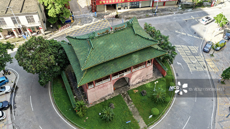 高视角航拍广东茂名化州市化州鼓楼建筑图片素材