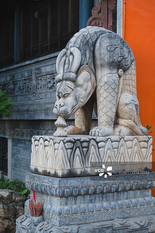 西昌灵鹰寺山门前的镇水神兽蚣蝮图片素材