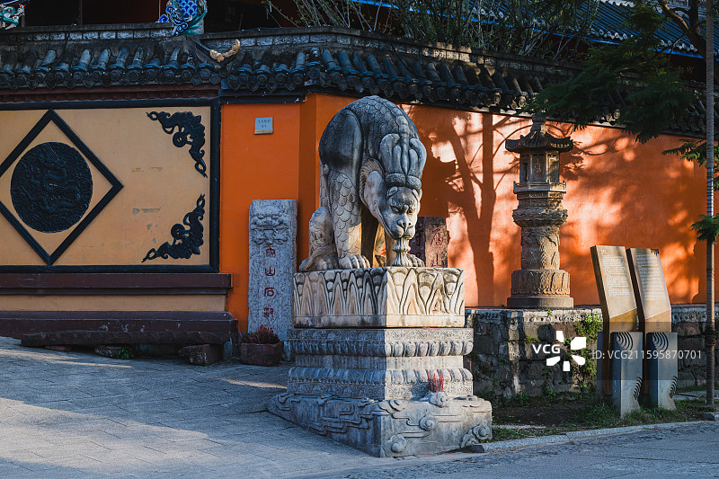 西昌灵鹰寺山门前的镇水神兽蚣蝮图片素材
