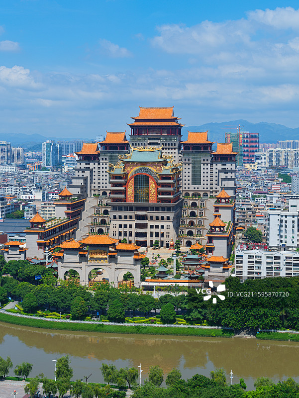 蓝天白云下广西玉林云天文化城城市风光图片素材