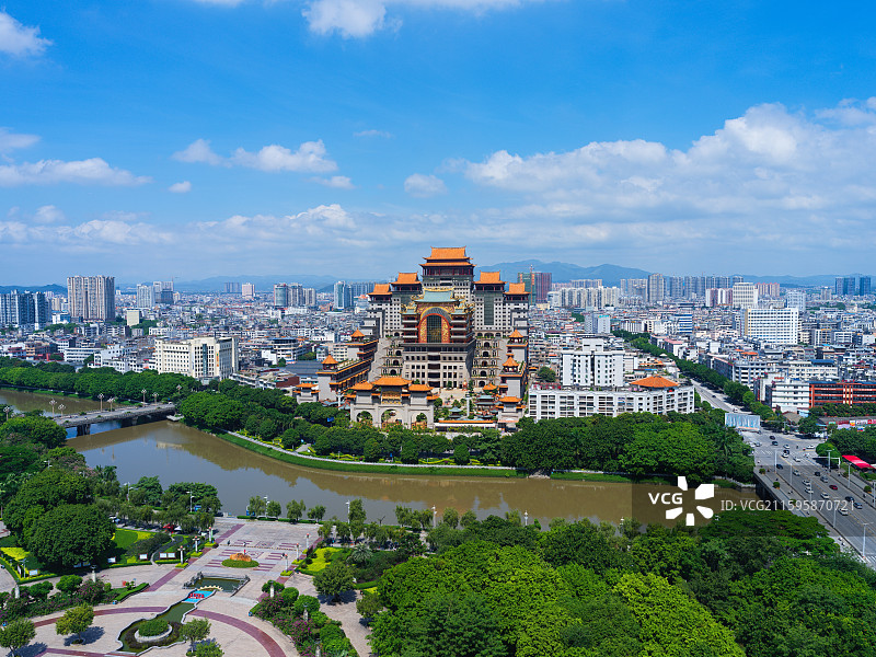 蓝天白云下广西玉林云天文化城城市风光图片素材