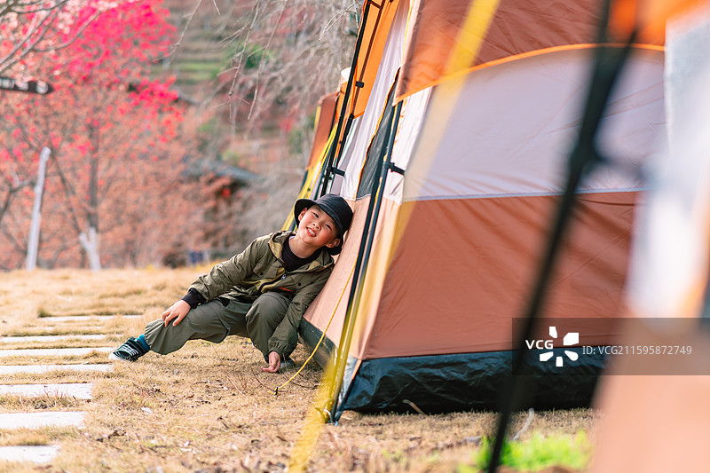 春日户外，踏青度假露营，在温州楠溪江的樱花园图片素材