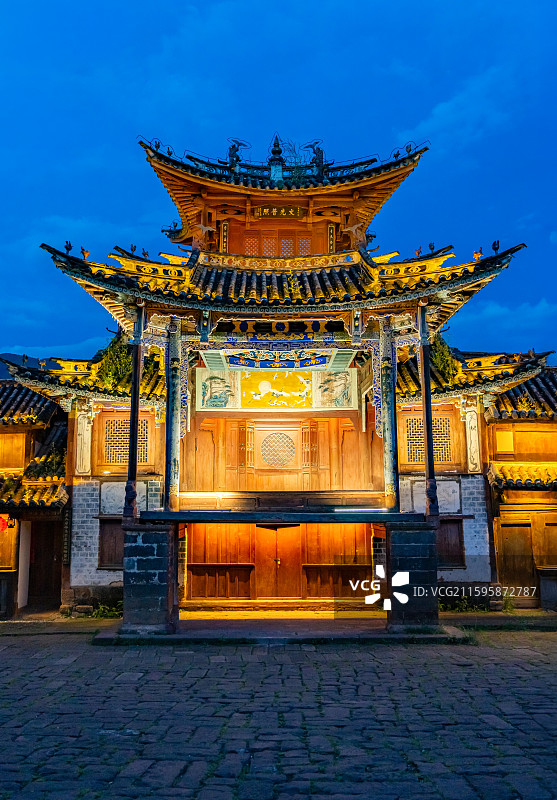 云南沙溪古镇寺登街古戏台夜景风光图片素材