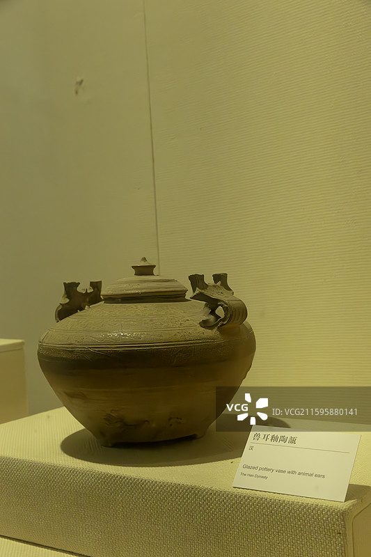 无锡博物院汉代兽耳釉陶瓿图片素材