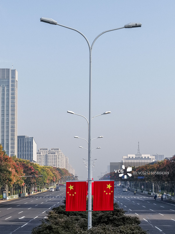 日照北京路：栾树红灯映红旗，盛世华诞满城欢图片素材