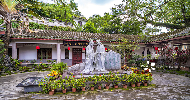 4A旅游景区潮州韩文公祠韩文公祠内韩愈纪念馆前韩公别赵子雕塑栩栩如生地再现了韩愈离潮时与赵德依依惜别图片素材