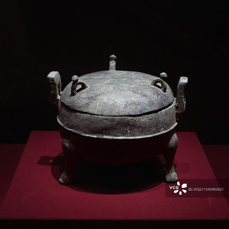 襄阳市博物馆新馆展品·铜鼎。东汉（25-220年）2003年襄阳市枣阳吴店镇舂陵村赵家湾墓地出土。图片素材