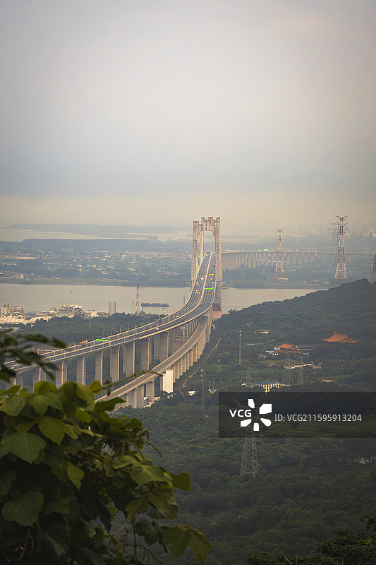 清晨时刻的江苏镇江五峰山长江大桥图片素材