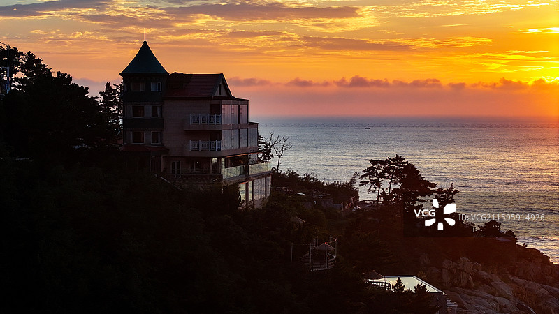 崂山仰口区的城堡悬崖民宿与海景图片素材